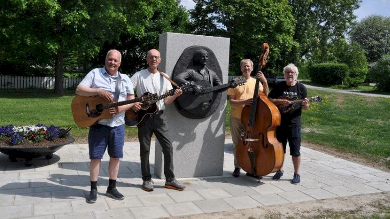 Bilde: Bandet Bergtatte ved statuen av Stein Ove Berg