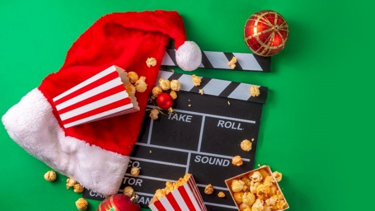 Bilde: Popcorn, nisselue, filmklapper, juletrekuler